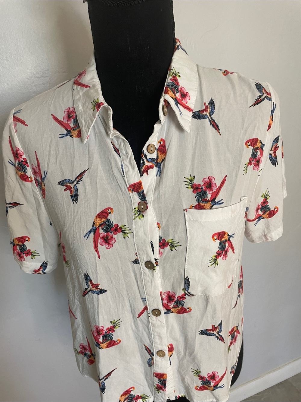 Love Notes White Short-Sleeve Button-Down Shirt with Red & Blue Parrot Print